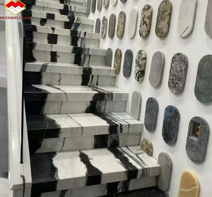Εύκολη εγκατάσταση Πάντα Λευκή μαρμάρινη σκάλα με σύγχρονο σχεδιασμό και LED φώτα τοίχου