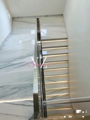 Σύγχρονο πάτωμα κουζίνας και σκάλα Λευκό με πράσινες/γκρίζες φλέβες Καλακάτα Μαρμάρινο πάγκο τραπεζιού