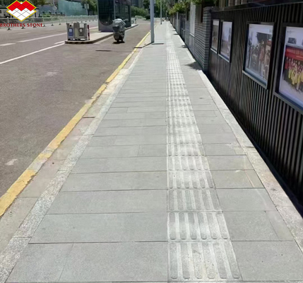 Αδελφοί πέτρα φλεγόμενη γκρι γρανίτη πλακάκια διάφρασης για οδική διαδρομή από γυαλιστερή φυσική πέτρα