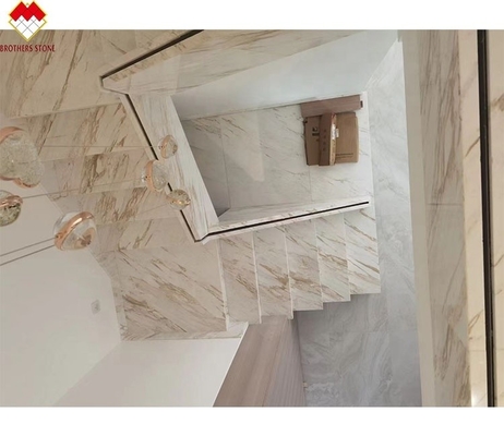 Προσαρμοσμένο μέγεθος Venus Gold Calacatta Μαρμάρινη Σπειροειδή Σκάλα Πηγή εσωτερικού μοντέρνο φως LED και αντιολισθητικό σχεδιασμό