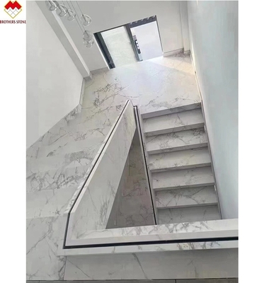 Προσαρμοσμένο γυαλιστερό ή ματ Calacatta Λευκό μαρμάρινο βλέμμα Πορσελάνη κεραμίδια Σκάλες Μοχ 6-7 Δυσκαρδία