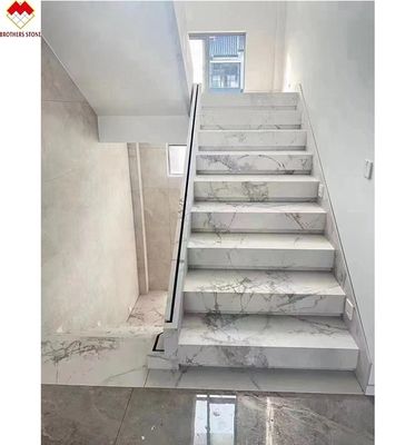 MOHS 6-7 Σκληρότητα Λευκή μαρμάρινη εμφάνιση Πορσελάνη Κεραμίδας Σκάλες με εξατομικευμένο σχεδιασμό