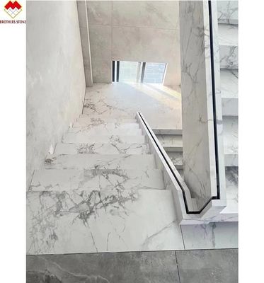 MOHS 6-7 Σκληρότητα Λευκή μαρμάρινη εμφάνιση Πορσελάνη Κεραμίδας Σκάλες με εξατομικευμένο σχεδιασμό