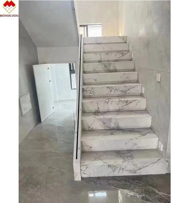MOHS 6-7 Σκληρότητα Λευκή μαρμάρινη εμφάνιση Πορσελάνη Κεραμίδας Σκάλες με εξατομικευμένο σχεδιασμό