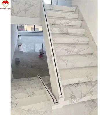 MOHS 6-7 Σκληρότητα Λευκή μαρμάρινη εμφάνιση Πορσελάνη Κεραμίδας Σκάλες με εξατομικευμένο σχεδιασμό