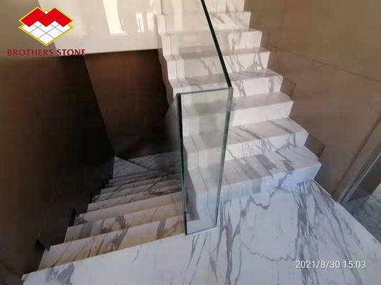 Το εσωτερικό της βίλας είναι φτιαγμένο από φυσικό μαρμάρινο λίθο και χρυσά σκαλιά.