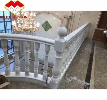 Στρώματα από μαρμάρινο ονίξ και λευκό μαρμάρινο μπαλουστάριο