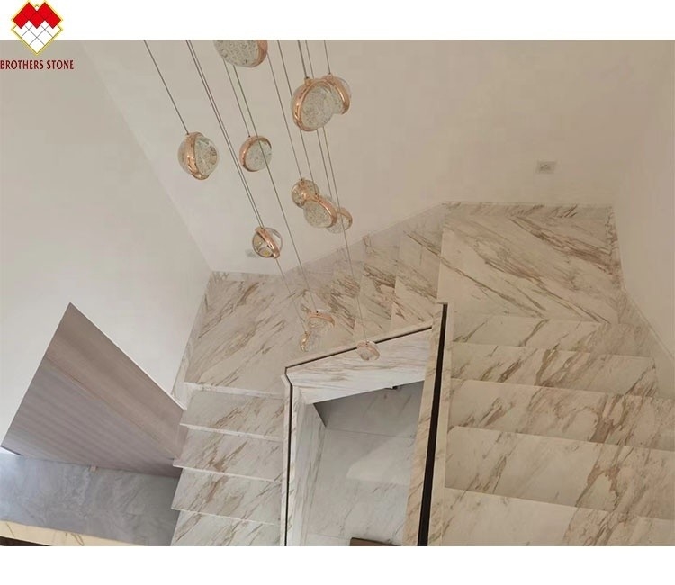 Προσαρμοσμένο μέγεθος Venus Gold Calacatta Μαρμάρινη Σπειροειδή Σκάλα Πηγή εσωτερικού μοντέρνο φως LED και αντιολισθητικό σχεδιασμό